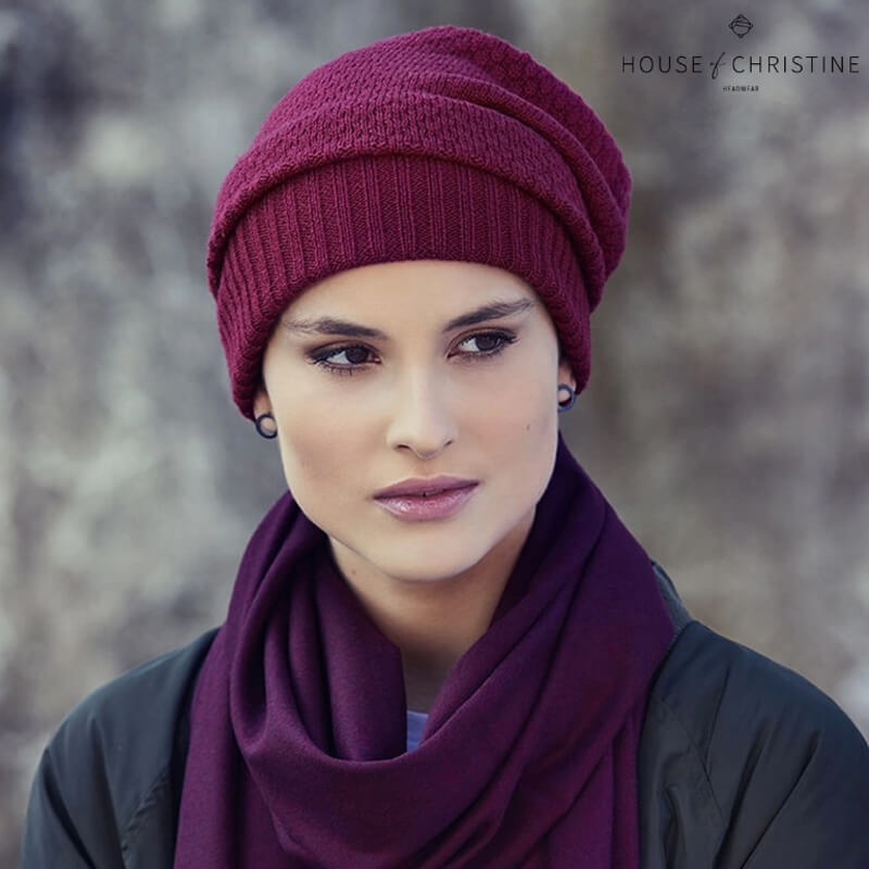 ACCUEIL 8 Bonnet chimio en maille Bordeaux, confortable et doux, idéal pour les femmes en chimiothérapie. Offre chaleur et protection pour le cuir chevelu.