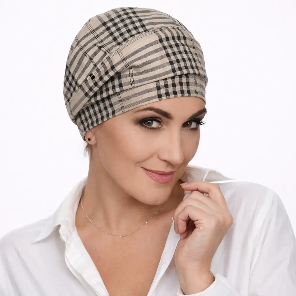 Bonnet chimio bambou Antonella - Confort et élégance au quotidien 1 Bonnet chimio style béret Antonella en bambou, turban femme élégant et confortable