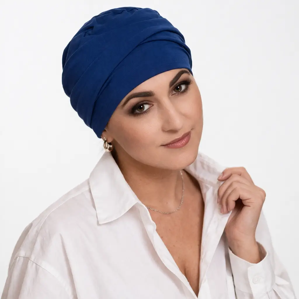 Bonnet chimio Layla en coton - Douceur, confort et élégance 1 Bonnet chimio Layla en coton navy avec drapé élégant, turban femme confortable