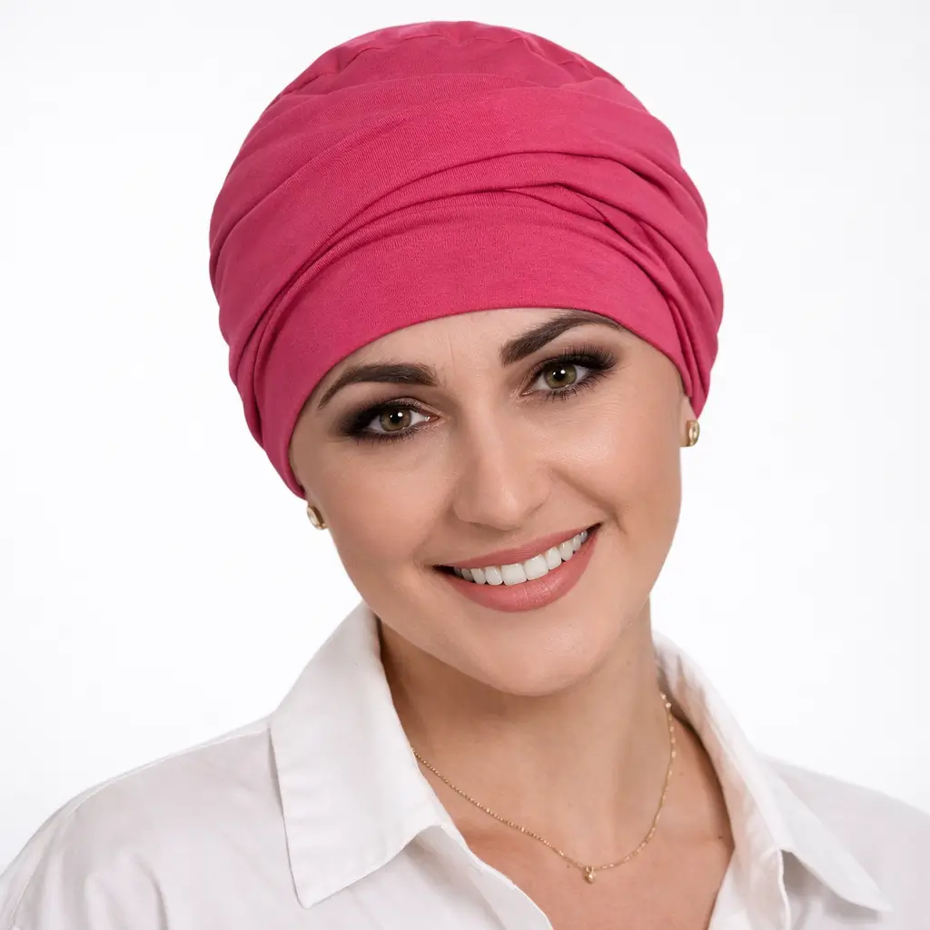 Bonnet chimio Layla en coton - Douceur, confort et élégance 2 Bonnet chimio Layla en coton rouge avec drapé élégant, turban femme confortable