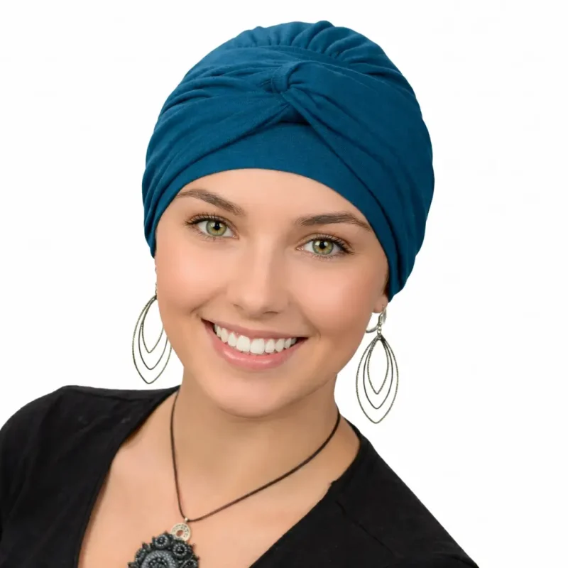 ACCUEIL 4 Bonnet chimio Nicole en bambou bleu petrole, doux, confortable et idéal pour protéger le cuir chevelu pendant la chimiothérapie.
