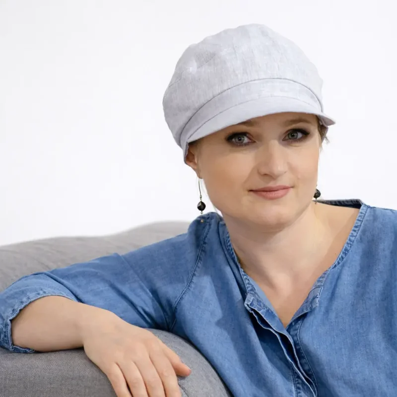 ACCUEIL 9 Casquette chimio en lin Adèle, couvre-chef léger avec visière souple et élastique ajustable, idéale pour femme atteinte d’alopécie ou en traitement de chimiothérapie.