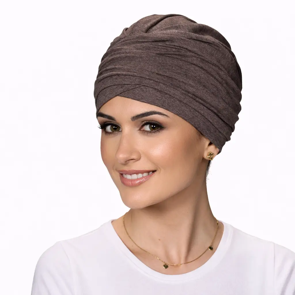 Bonnet Chimio Esme 8 Bonnet chimio Esme en bambou brownie, sans coutures apparentes, idéal pour protéger le cuir chevelu pendant la chimiothérapie.