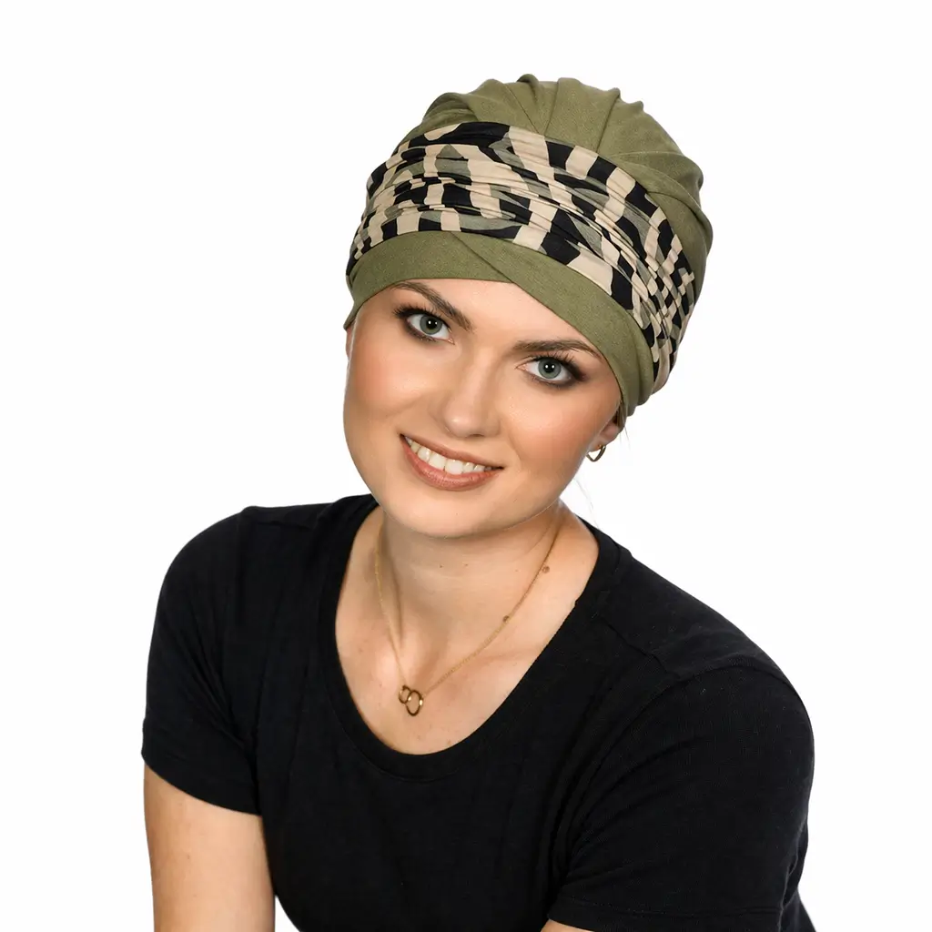 Bonnet Chimio Esme 11 Bonnet chimio Esme en bambou kaki, doux et confortable, idéal pour protéger le cuir chevelu pendant la chimiothérapie.