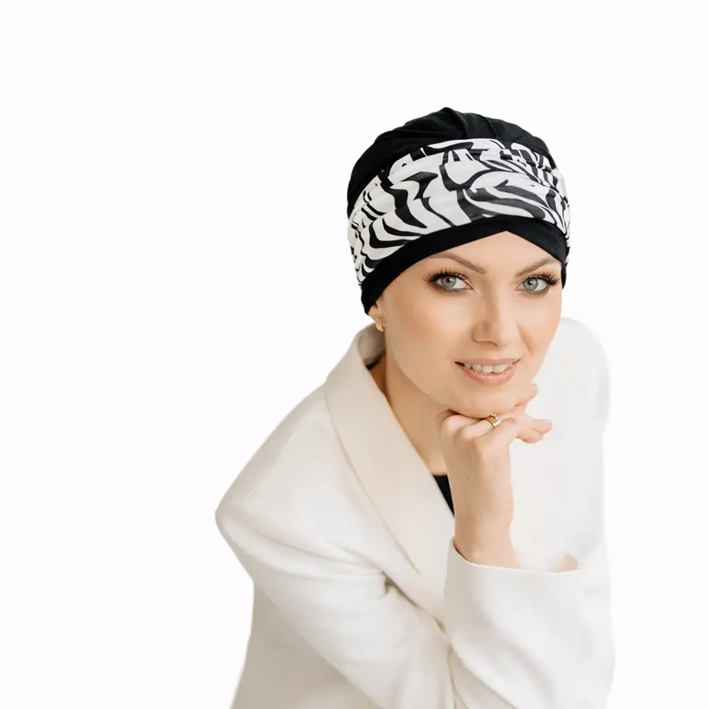 Bonnet Chimio Esme 1 Bonnet chimio Esme en bambou noir et blanc, confortable et bon maintien pour protéger le cuir chevelu pendant la chimiothérapie.