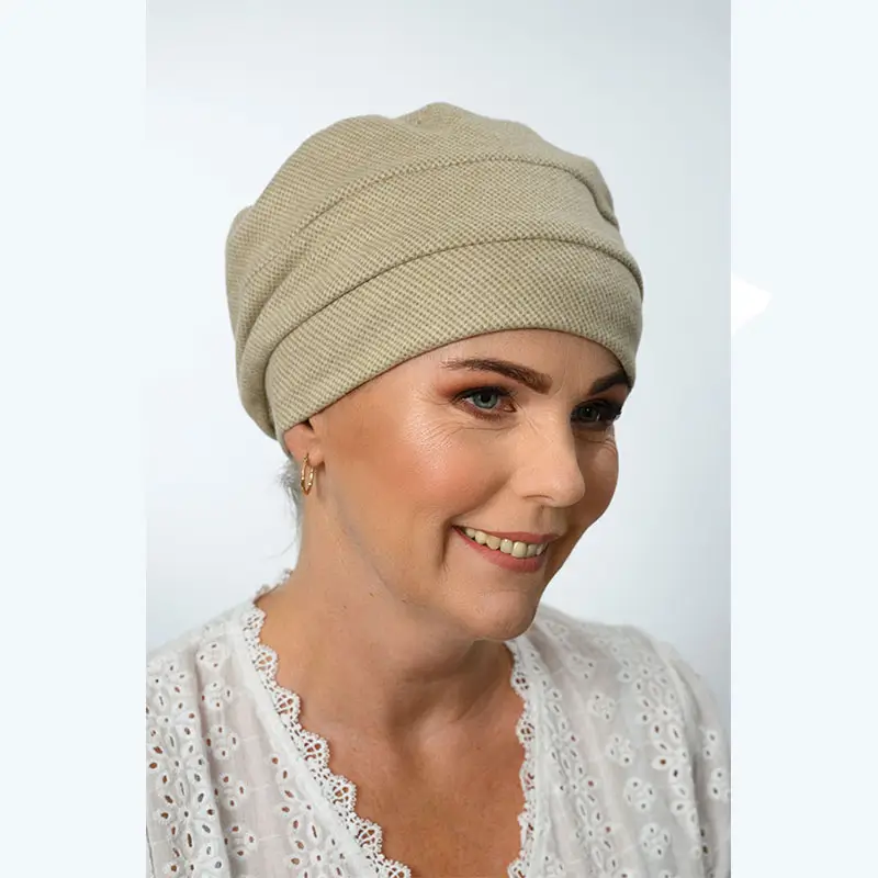 Bonnet chimio Mira en bambou beige, doux, extensible et confortable, idéal pour cuir chevelu sensible pendant la chimiothérapie.