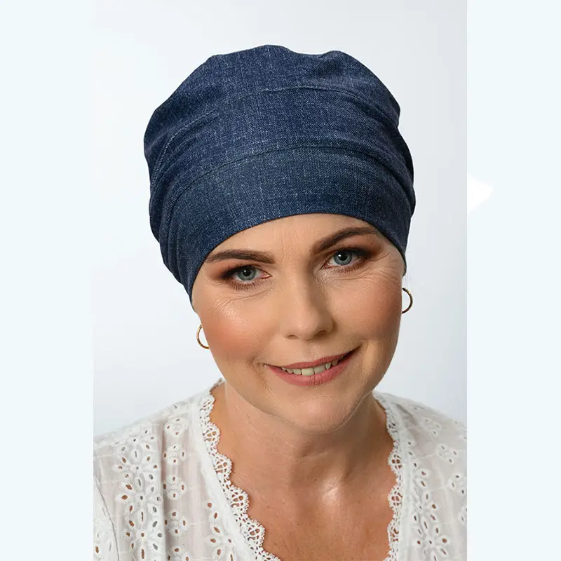 Bonnet Chimio Mira 3 Bonnet chimio Mira en bambou blue jeans, doux, extensible et confortable, idéal pour cuir chevelu sensible pendant la chimiothérapie.