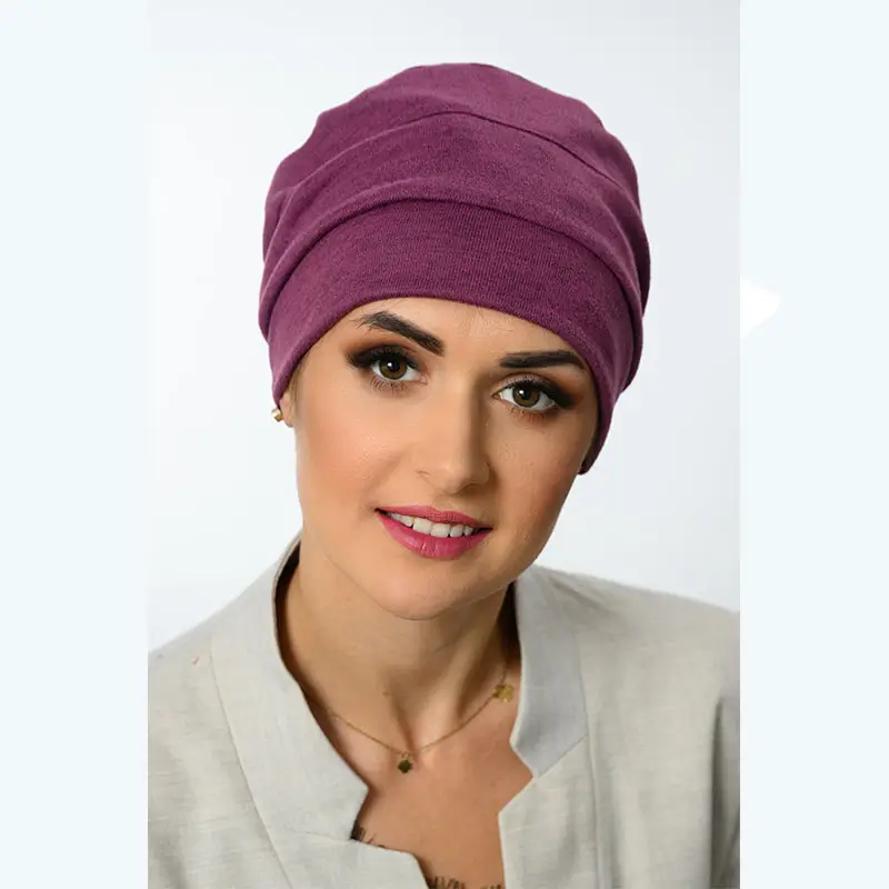 Bonnet Chimio Mira 2 Bonnet chimio Mira en bambou prune, doux, extensible et confortable, idéal pour cuir chevelu sensible pendant la chimiothérapie.