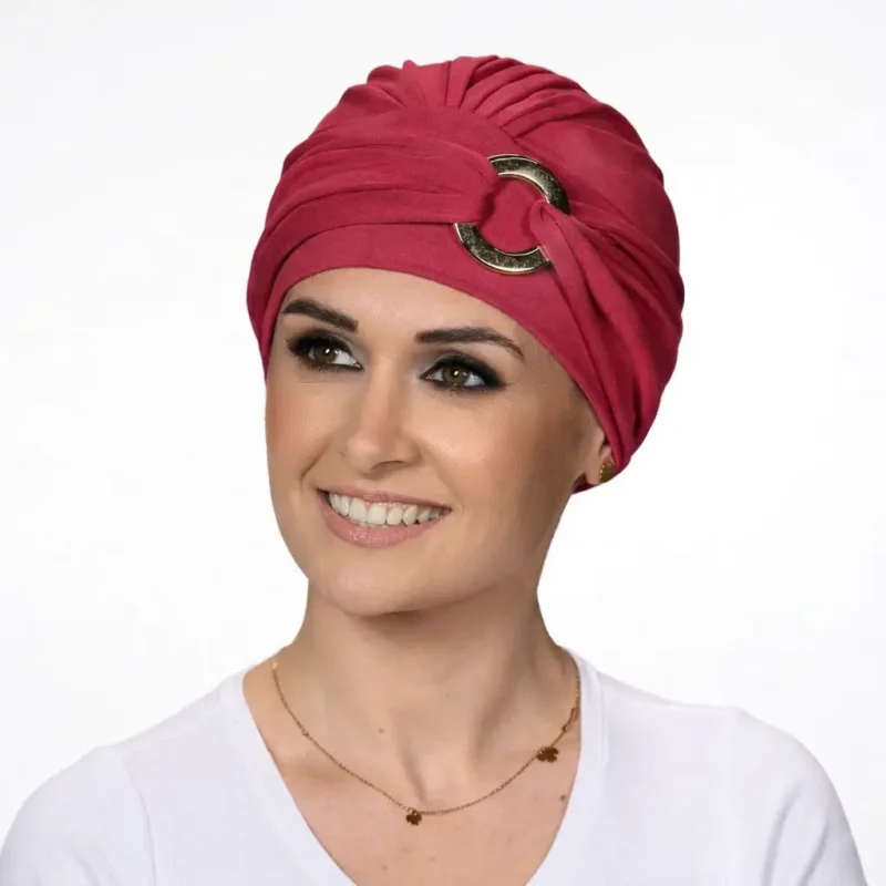 Bonnet chimio rouge avec anneau décoratif, turban femme tendance et confortable.
