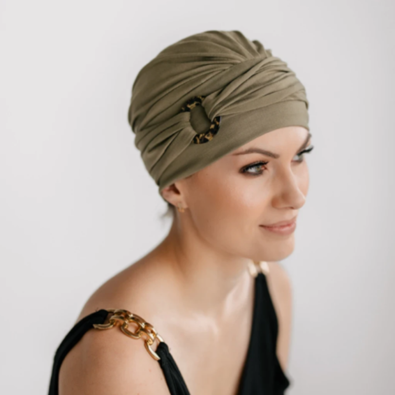 Bonnet chimio kaki avec anneau décoratif, turban femme tendance et confortable.