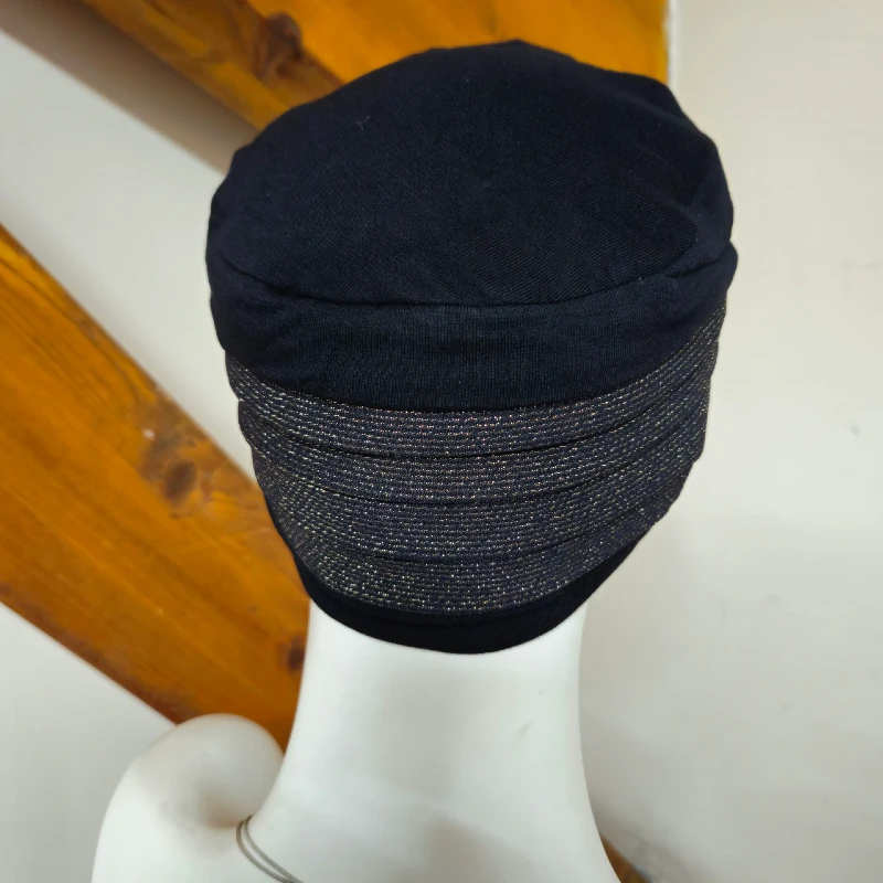 Bonnet Chimio Bastille 4 Bonnet chimio Bastille noir en bambou viscose sans couture, offrant confort, maintien et élégance.