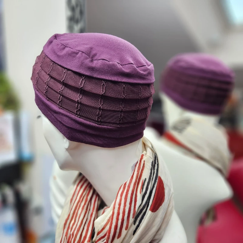 Bonnet Chimio Bastille 2 Bonnet chimio Bastille prune sans couture de NJ Création en bambou viscose et élasthanne, offrant confort, maintien et élégance.