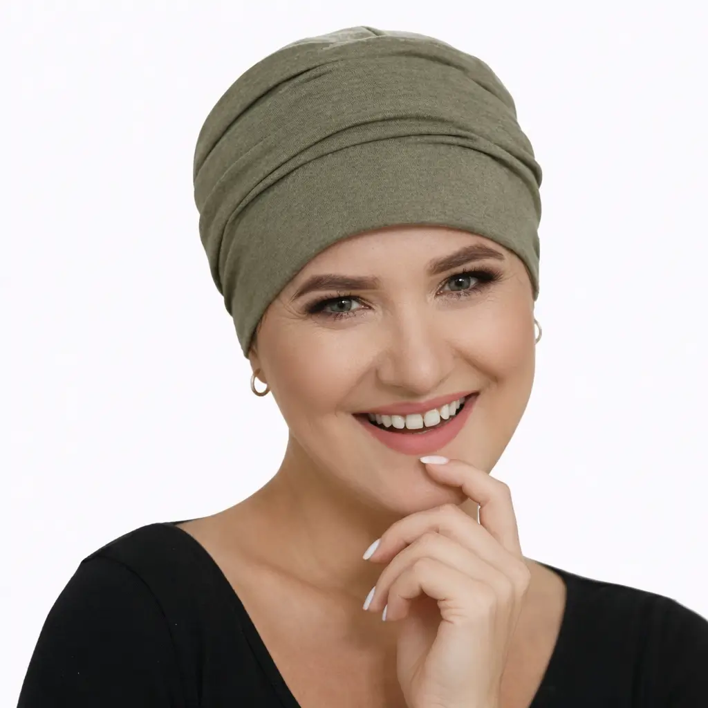 Bonnet Chimio Cindy 2 Bonnet chimio Cindy coton kaki. Une couleur apaisante et originale.