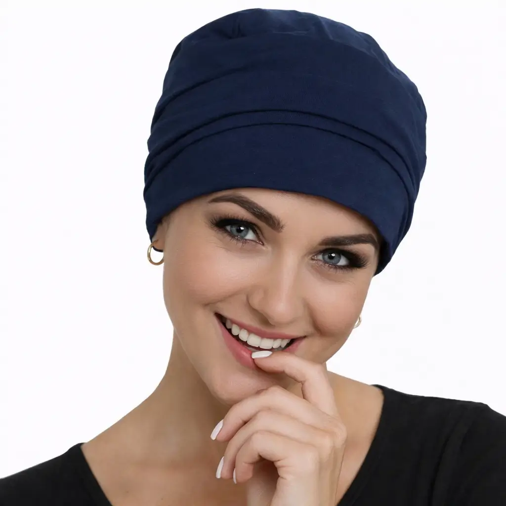 Bonnet Chimio Cindy 3 Bonnet chimio Cindycoton navy. Un basique élégant qui se marie avec tout.