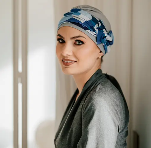 Turban chimio Lena en bambou gris à motifs, confortable et élégant, idéal pour le confort du cuir chevelu pendant la chimiothérapie.