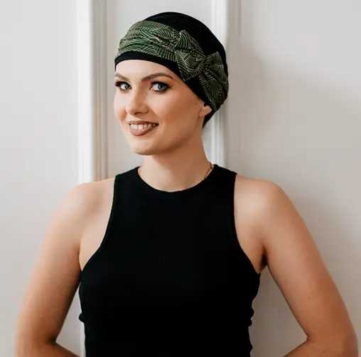 Turban chimio Lena en bambou noir à motifs, confortable et élégant, idéal pour le confort du cuir chevelu pendant la chimiothérapie.