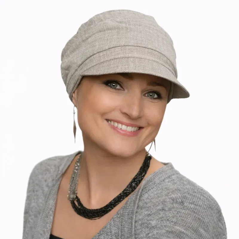 ACCUEIL 5 Casquette chimio Adèle en bambou beige, légère et élégante, conçue pour les femmes en chimiothérapie. Idéale pour protéger la tête et offrir du confort.