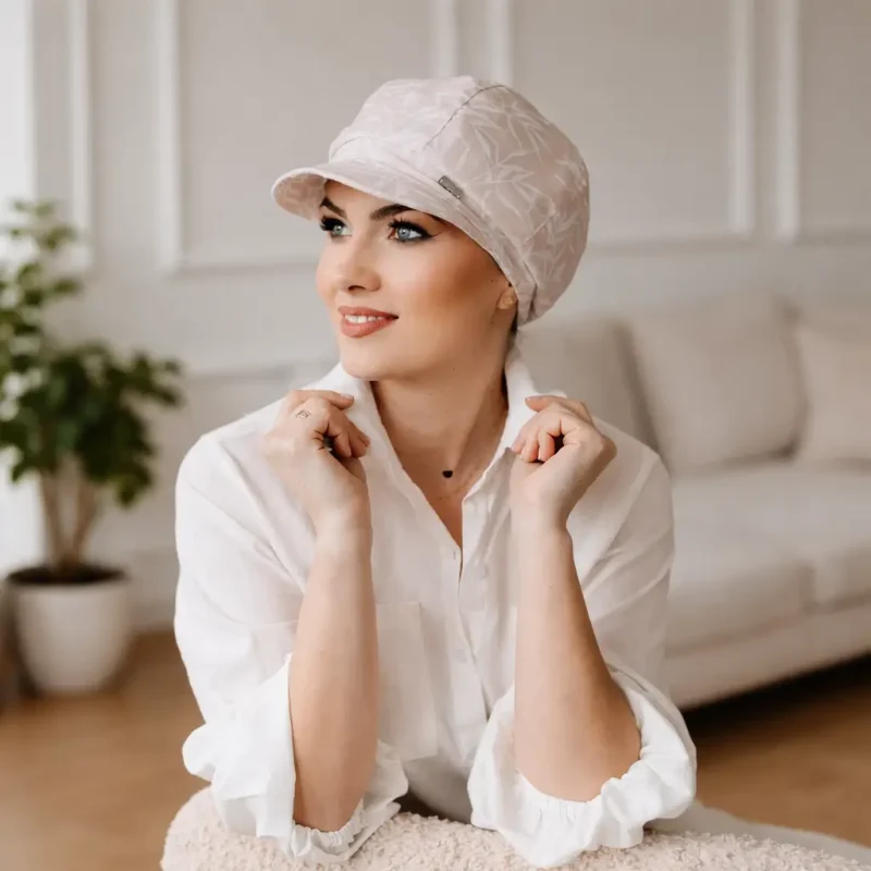 ACCUEIL 3 Casquette chimio en lin Adèle, couvre-chef léger avec visière souple et élastique ajustable, idéale pour femme atteinte d’alopécie ou en traitement de chimiothérapie.