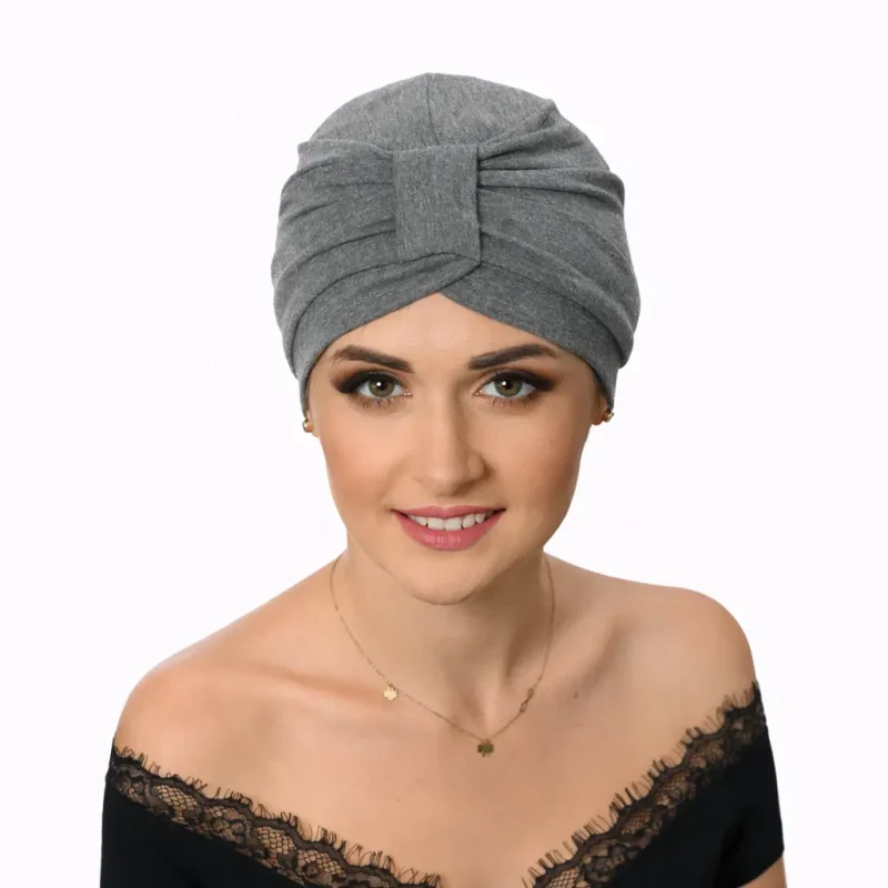 Bonnet chimio Larysa en coton gris chiné, extensible et doux, idéal pour le confort du cuir chevelu sensible pendant la chimiothérapie.
