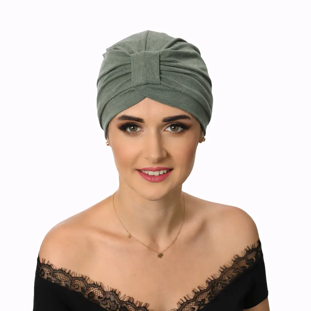 Bonnet Chimio Larysa 2 Bonnet chimio Larysa en coton kaki, extensible et doux, idéal pour le confort du cuir chevelu sensible pendant la chimiothérapie.