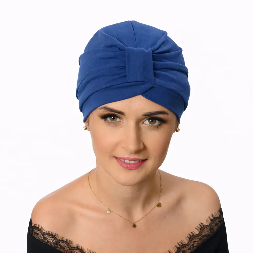 Bonnet Chimio Larysa 4 Bonnet chimio Larysa en coton bleu pétrole, extensible et doux, idéal pour le confort du cuir chevelu sensible pendant la chimiothérapie.