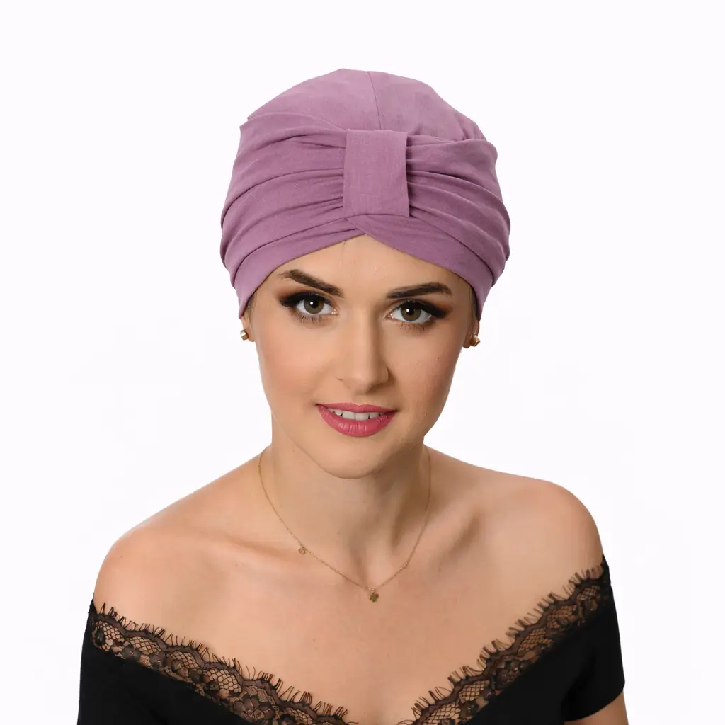 Bonnet Chimio Larysa 3 Bonnet chimio Larysa en coton vieux rose, extensible et doux, idéal pour le confort du cuir chevelu sensible pendant la chimiothérapie.