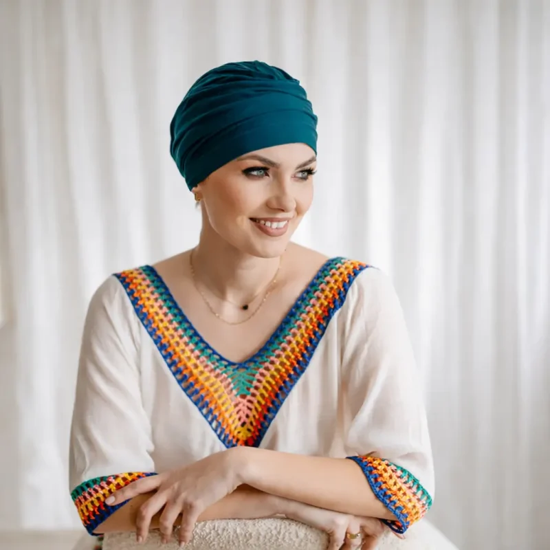 Bonnet chimio Catherine en jersey coton bleu canard, doux, extensible et confortable.