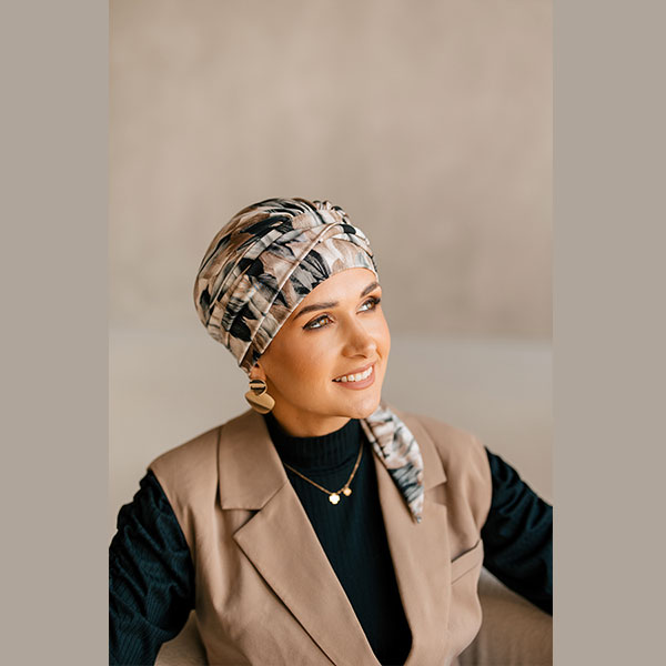 Turban Amy Soft 2 Découvrez le turban chimio Amy, élégant, doux et facile à nouer, il allie confort et féminité pendant la chimiothérapie.