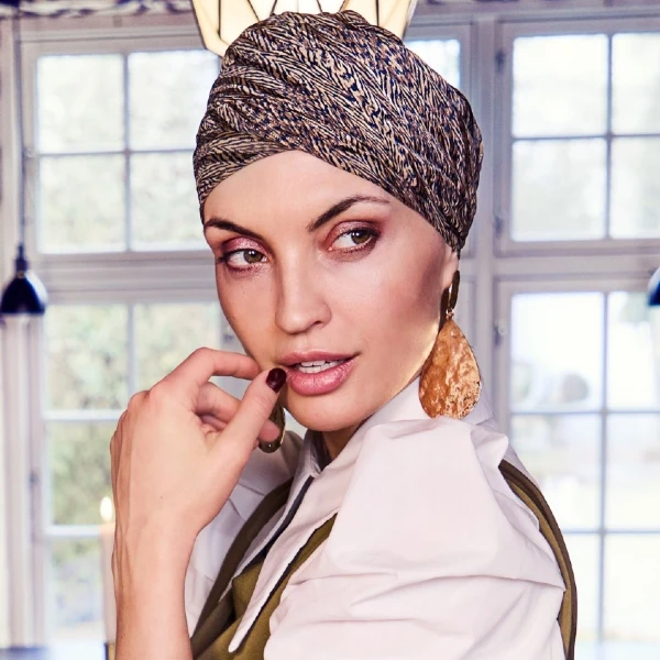 Bonnet chimio Boho Plaza Christine Headwear – Bonnet doux, soyeux et élégant style bohème pour cuir chevelu sensible ou alopécie.