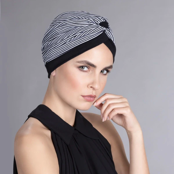 Bonnet chimio Kiona en coton avec rayures noires et blanches, conçu pour protéger le cuir chevelu pendant et après un traitement de chimiothérapie ou pour les personnes souffrant de perte de cheveux due à l'alopécie.