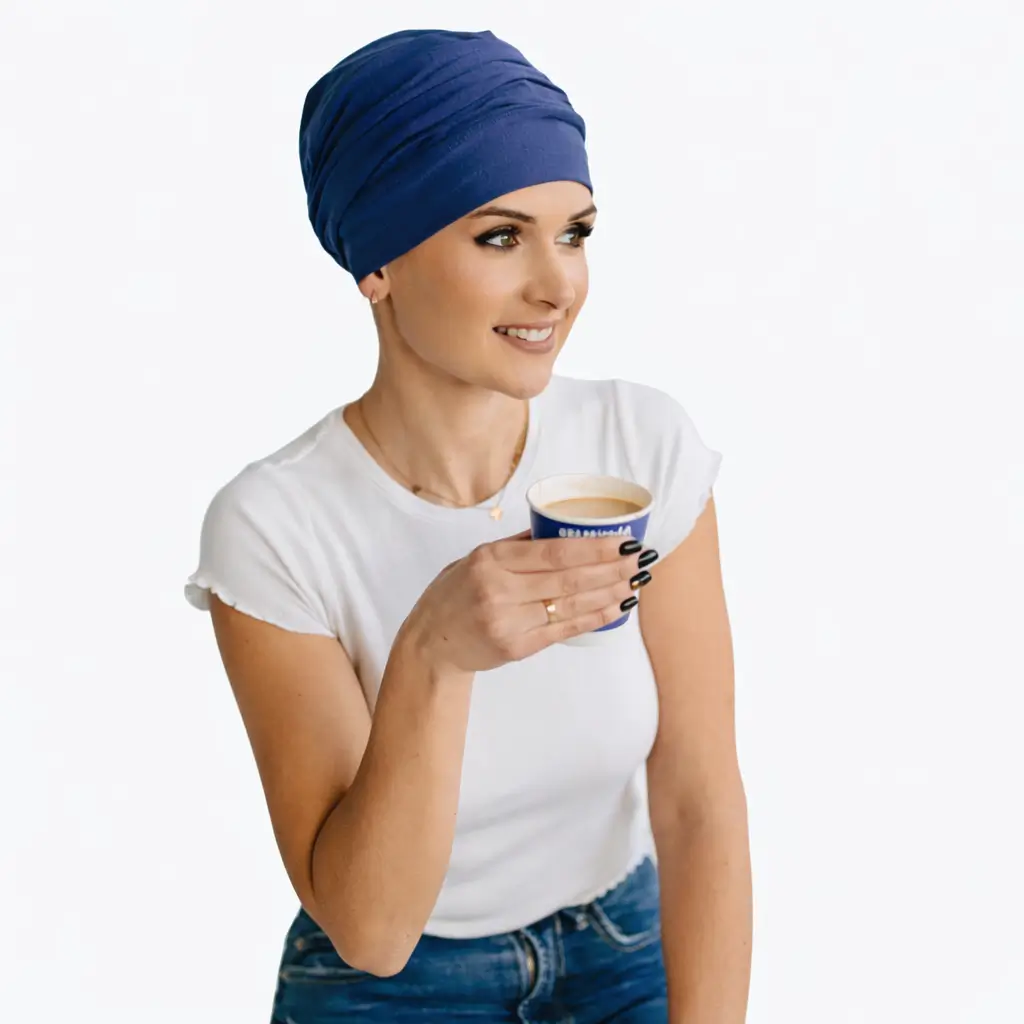 Bonnet chimio femme Zuzanna - Coton prémium - Le confort 1 Bonnet chimio Zuzanna Bambou navy, avec ses plis a mettre en place soit même pour un apport de volume.