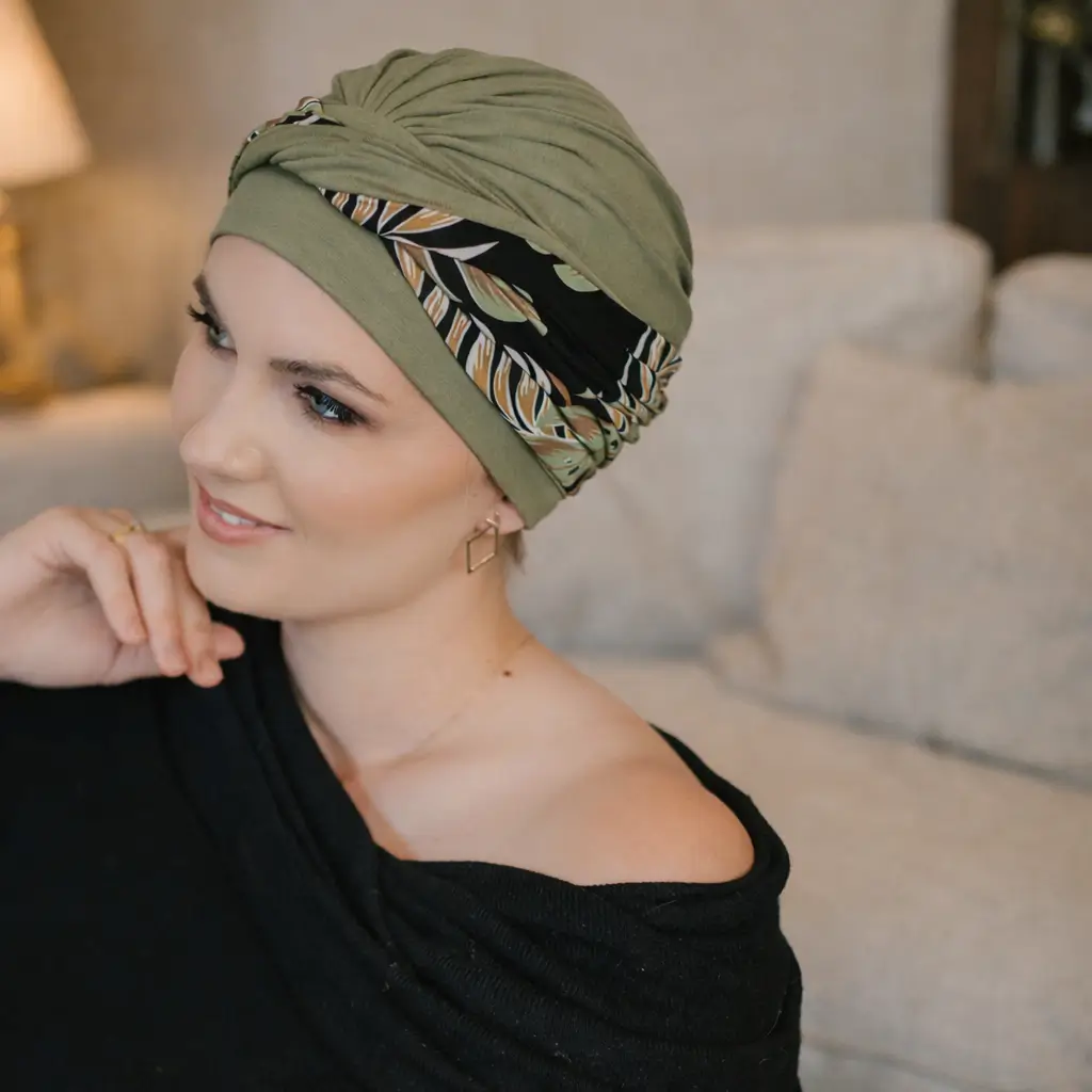 Bonnet chimio femme Ariel et son bandeau SeiKo - Bambou - Elégance 3 Bonnet chimio Ariel olive avec son bandeau Seiko en bambou.