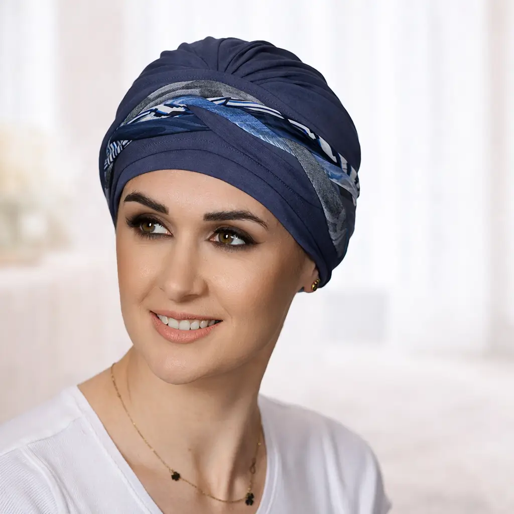 Bonnet chimio Ariel avec bandeau Aurore - Élégance et confort au naturel 3 Bonnet chimio Ariel navy en bambou avec son bandeau