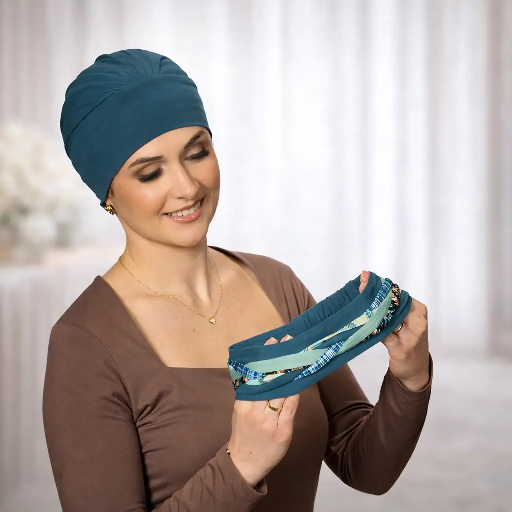 Bonnet chimio Ariel avec bandeau Aurore - Élégance et confort au naturel 5 Bonnet chimio Ariel avec bandeau Aurore - Élégance et confort au naturel – Image 5