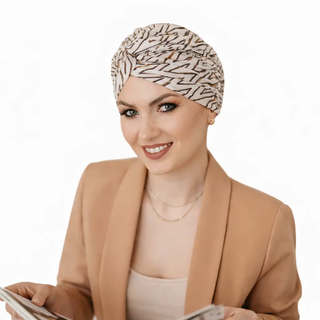 Bonnet chimio Bambou Clara : La douceur et féminité pour le quotidien 1 Bonnet chimio Clara en bambou avec nœud pour femme.