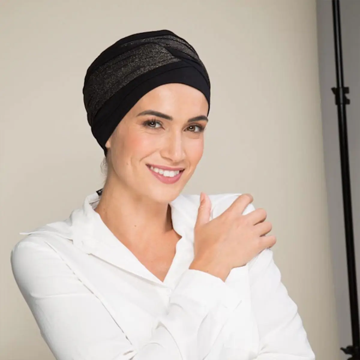 Bonnet Chimio Bastille 2 Bonnet chimio Bastille noir sans couture de NJ Création en bambou viscose et élasthanne, offrant confort, maintien et élégance.
