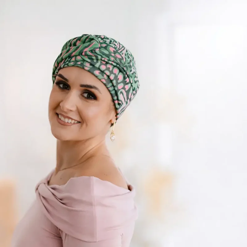 Bonnet chimio Thao Riviera en bambou doux pour cuir chevelu sensible.