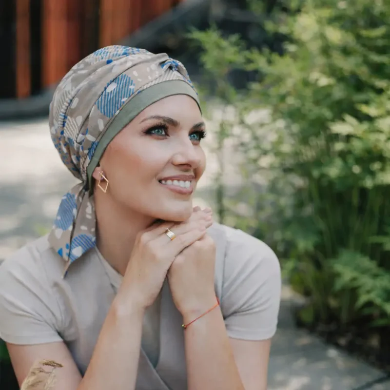 Bonnet chimio femme Adrianna kaki en mousseline avec doublure coton.